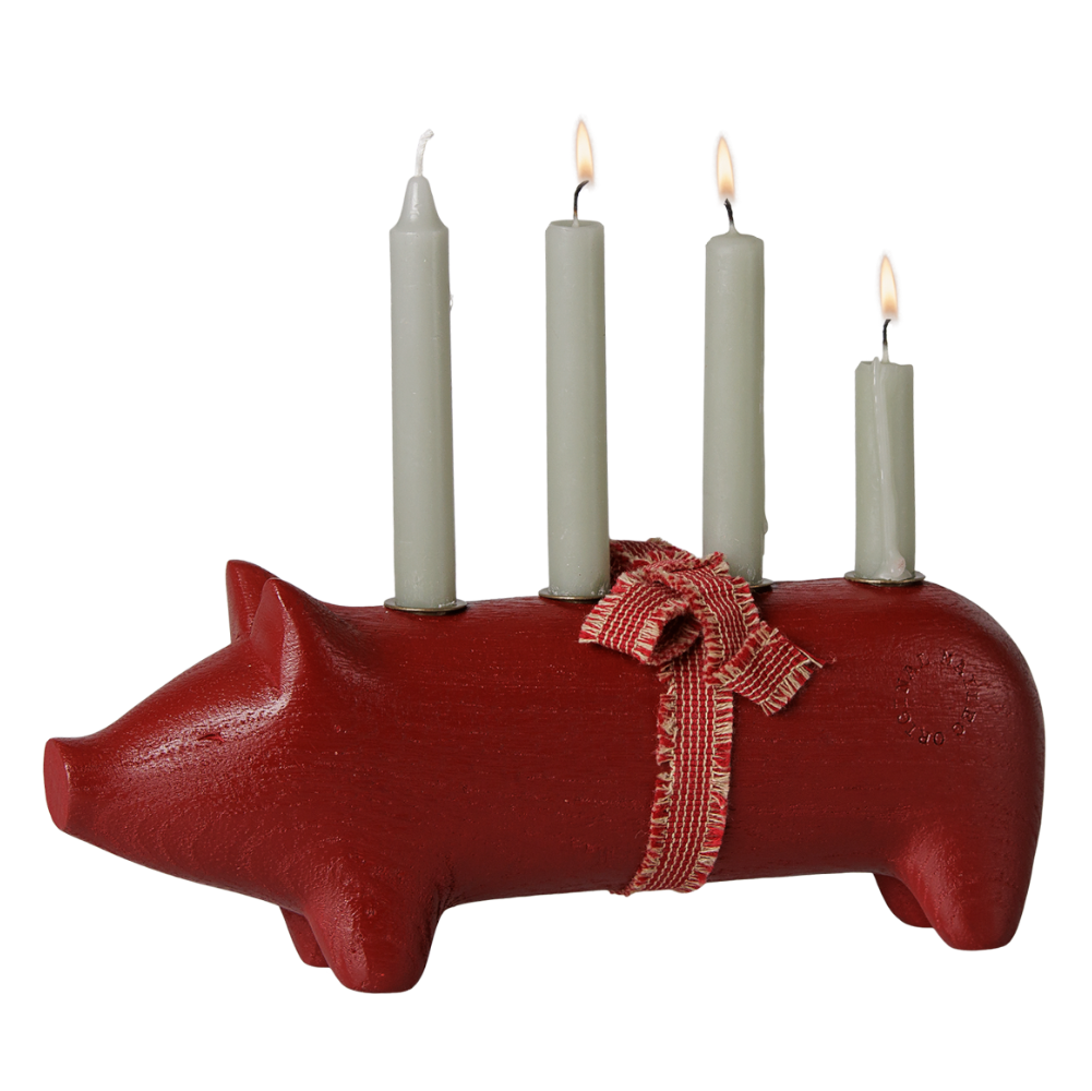 Rotes Holzschwein von Maileg für 4 dünnen Kerzen.