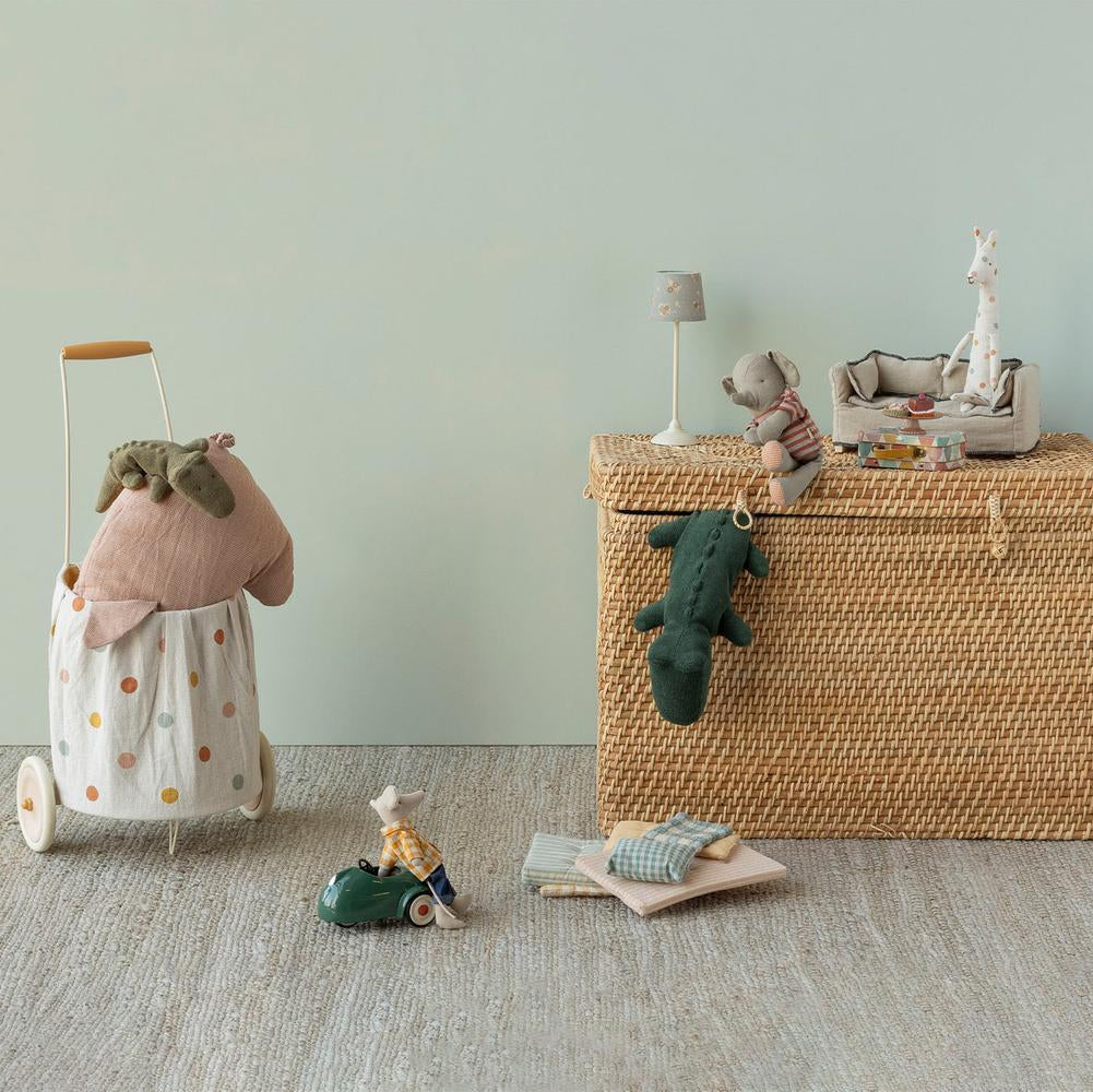 Kinderzimmer mit verschiedenen Stofftieren von Maileg.