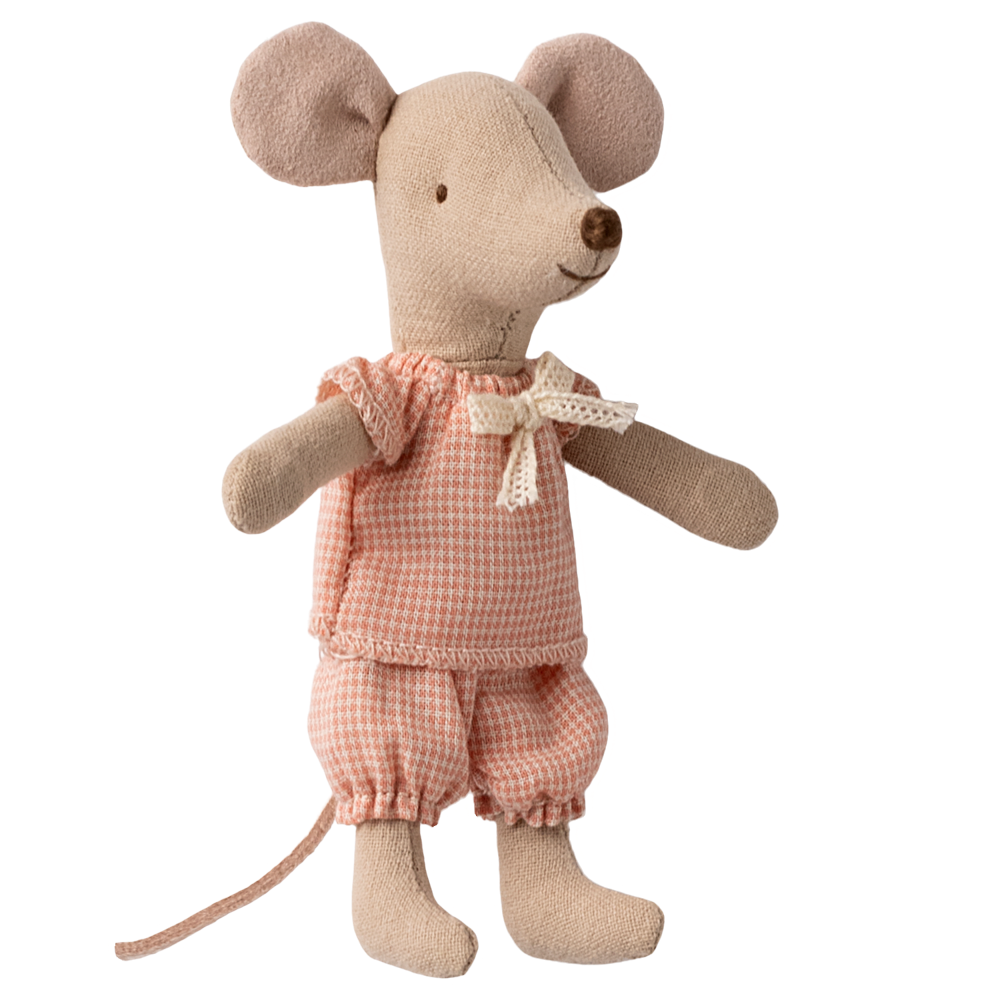 Kleine Schwester Maus von Maileg im Schlafanzug.