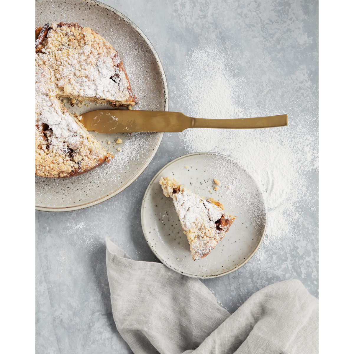 Goldenes Kuchenmesser spülmaschinengeeignet