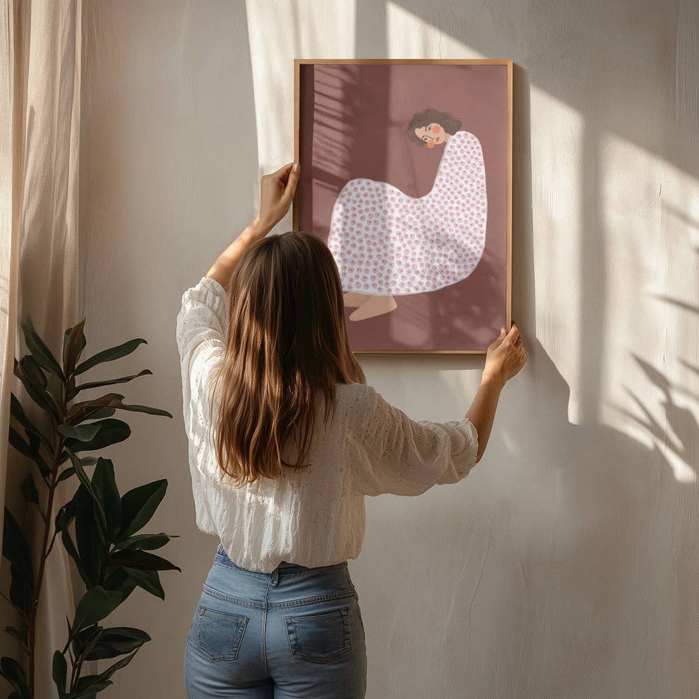Poster / Zusammengerollte Frau im gepunkteten Kleid