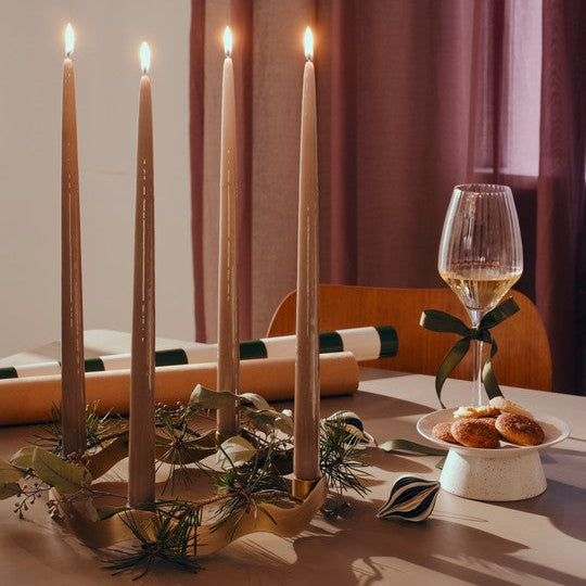 Goldener Adventskranz mit Kerzen