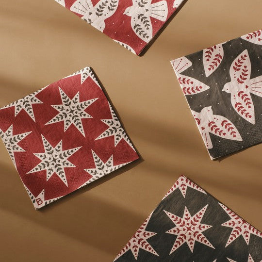 Weihnachtsservietten von Broste Copenhagen mit Sternen und Vögeln in Grün und Rot.