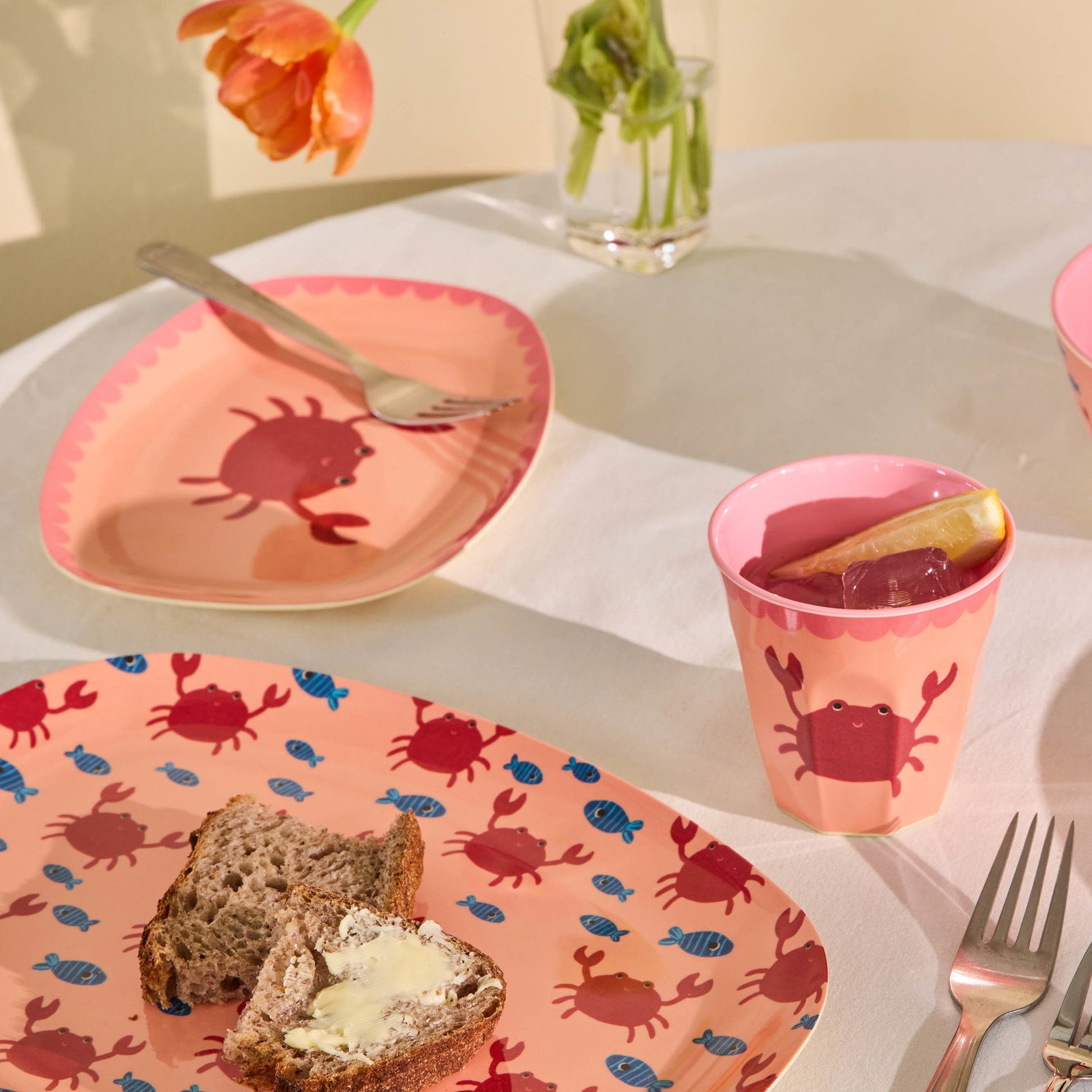 Rosa Melamin Becher von Rice mit Krabben-Motiv
