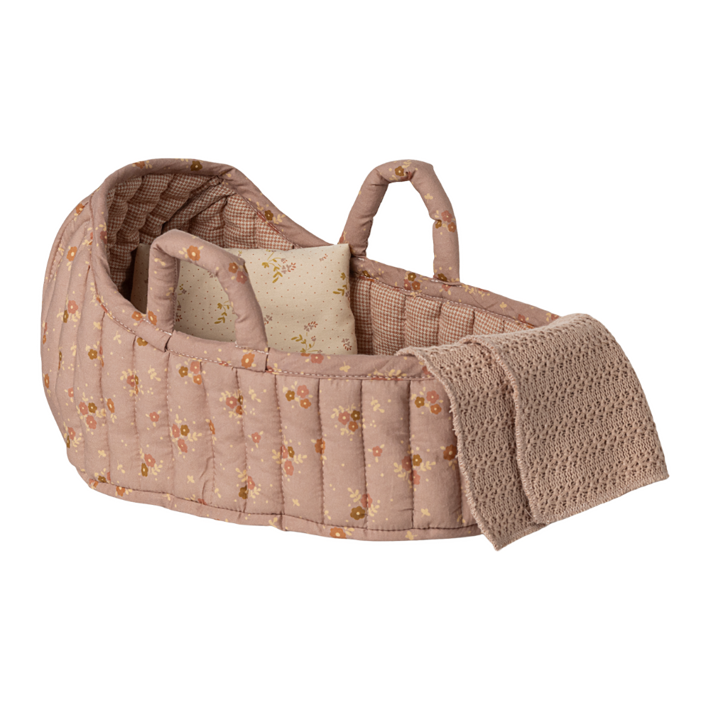 Maileg Tragetasche in Rosa mit Blumenmuster für kleine Puppen oder Kuscheltiere.