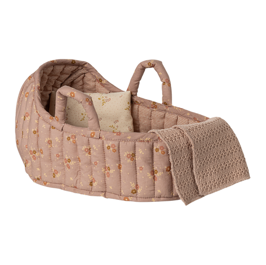Maileg Tragetasche in Rosa mit Blumenmuster für kleine Puppen oder Kuscheltiere.