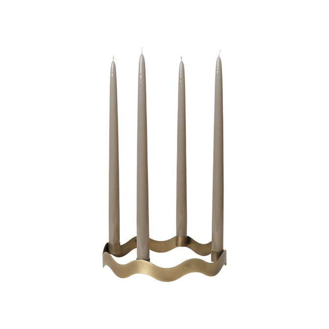 Goldener Adventskranz mit Kerzen