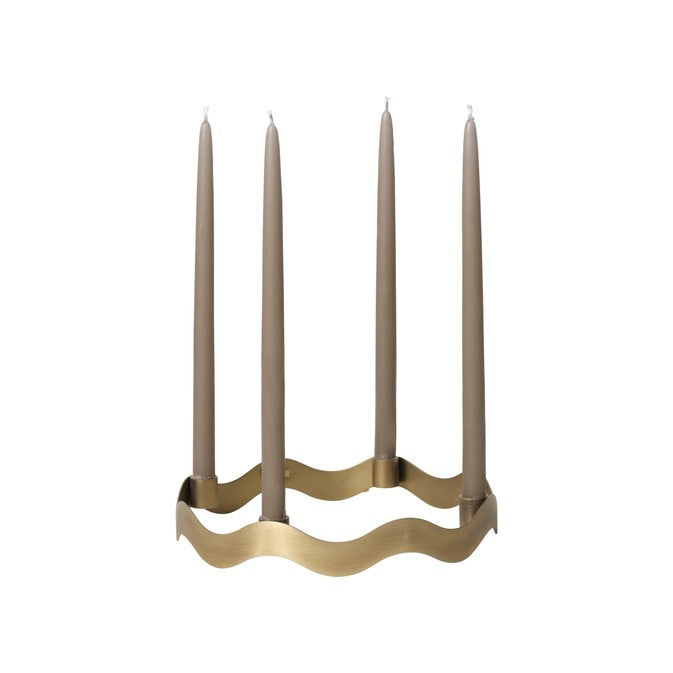 Goldener gewellter Adventskranz aus Metall für vier dünne Kerzen.