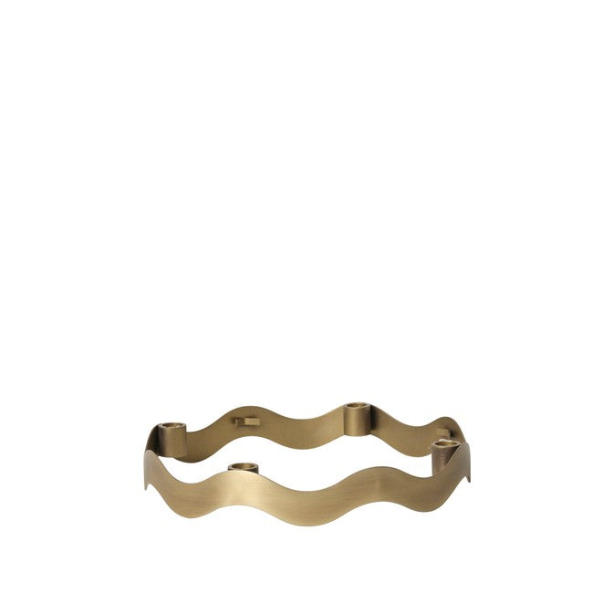 Goldener gewellter Adventskranz aus Metall für vier Kerzen.