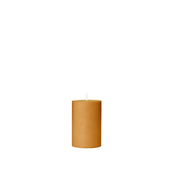 Safran-Orange Kerze von Broste Copenhagen aus reinem Stearin.