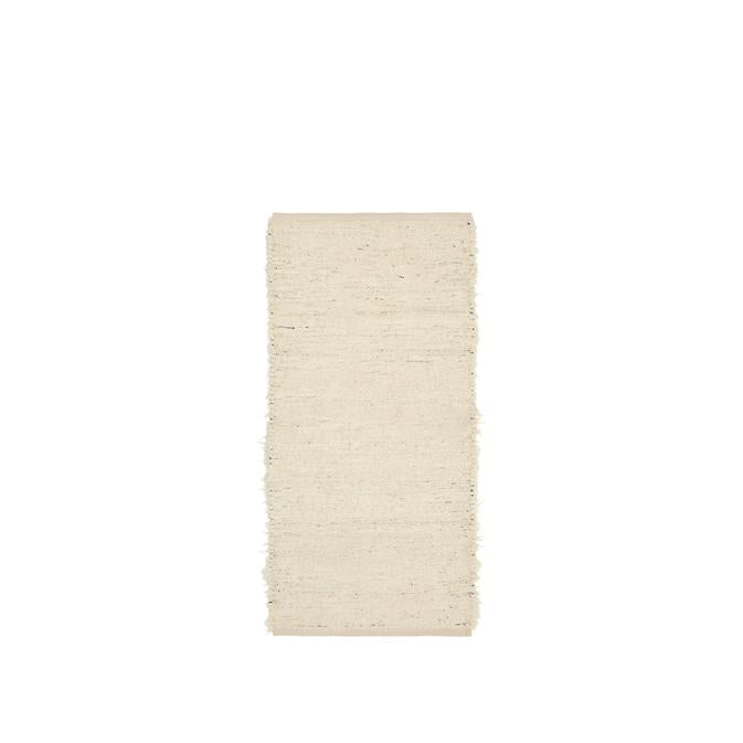 Flauschiger cremeweißer Teppich von Broste Copenhagen.
