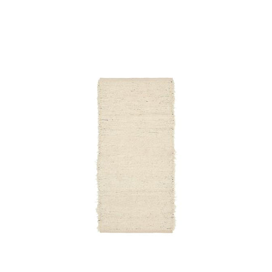 Flauschiger cremeweißer Teppich von Broste Copenhagen.