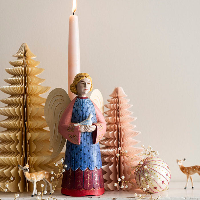 Weihnachtsdekoration mit zartrosa Papierbaum.