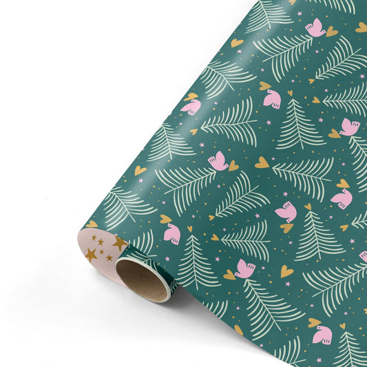 Dunkelgrünes Geschenkpapier mit Tannen, Tauben und Herzen.