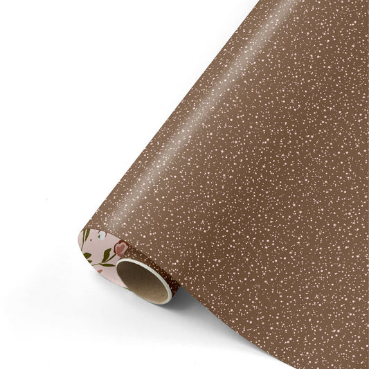 Dunkelbraunes Geschenkpapier mit kleinen rosa Sternen.