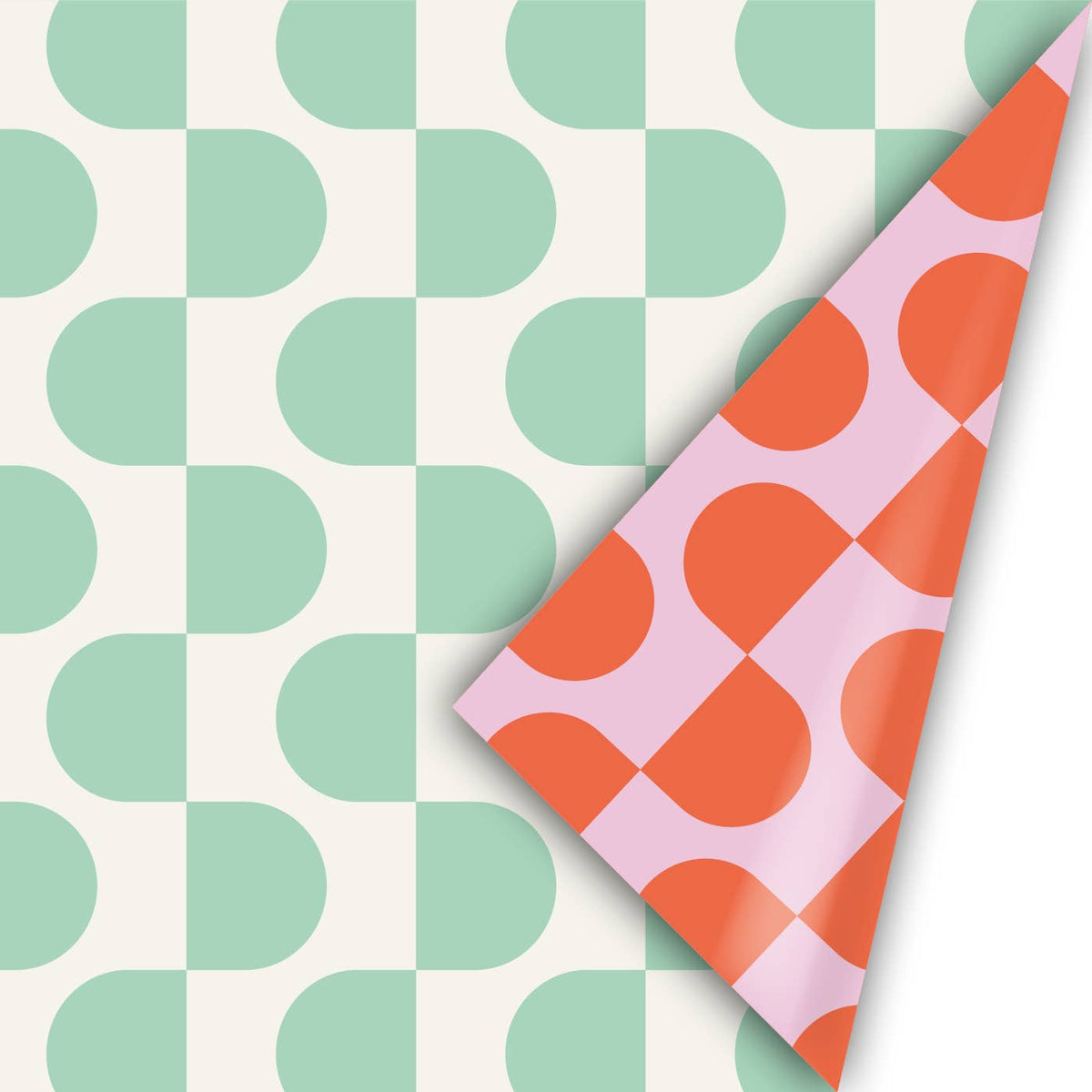 Weiße Geschenkpapierrolle mit  Wellenmuster in Mint und rosa-orangem Muster auf der Rückseite.