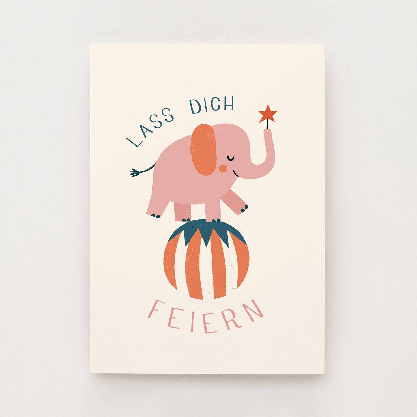 Glückwunschkarte mit einem balancierenden rosa Elefanten auf einem Ball mit Schrift "Lass dich feiern"
