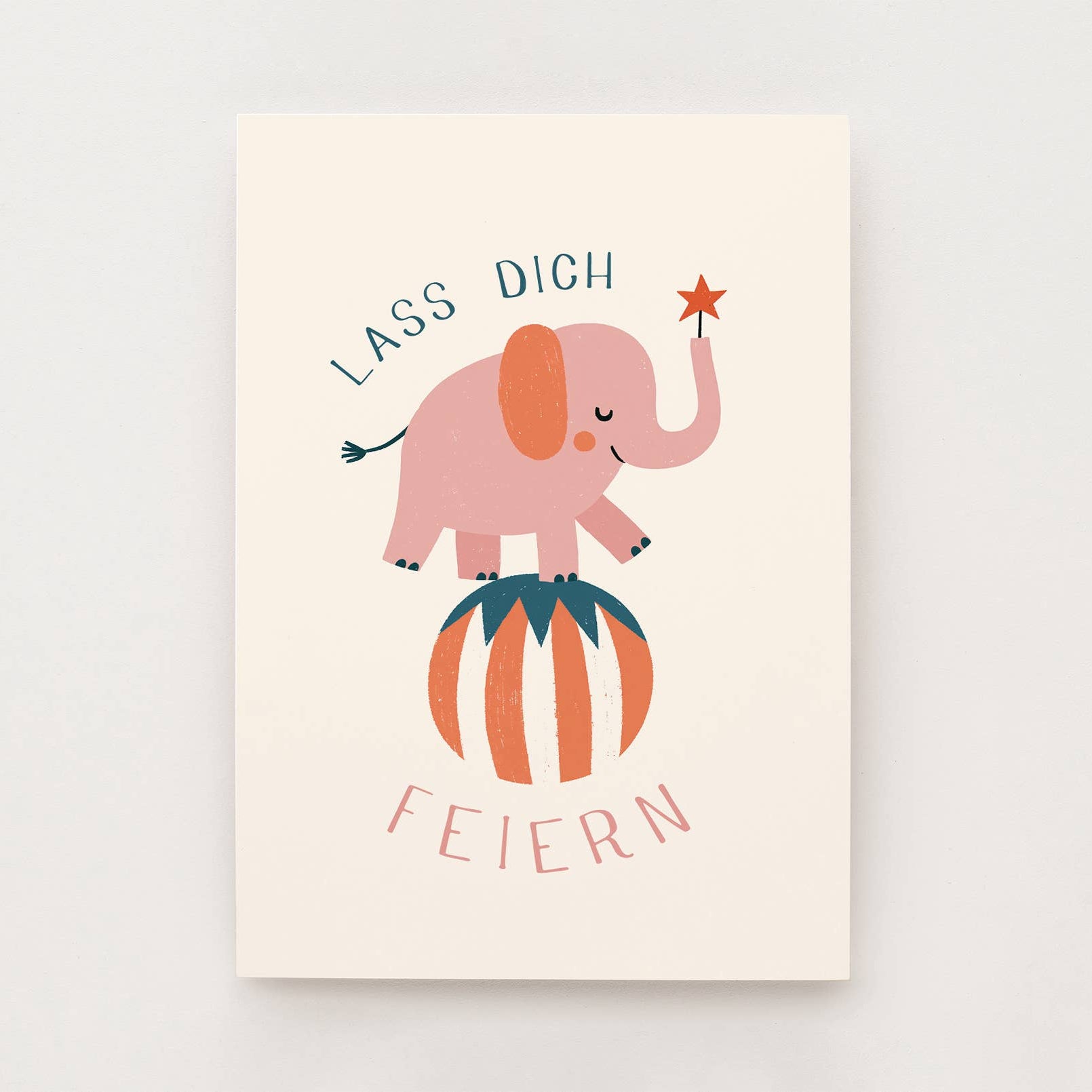 Glückwunschkarte mit einem balancierenden rosa Elefanten auf einem Ball mit Schrift "Lass dich feiern"