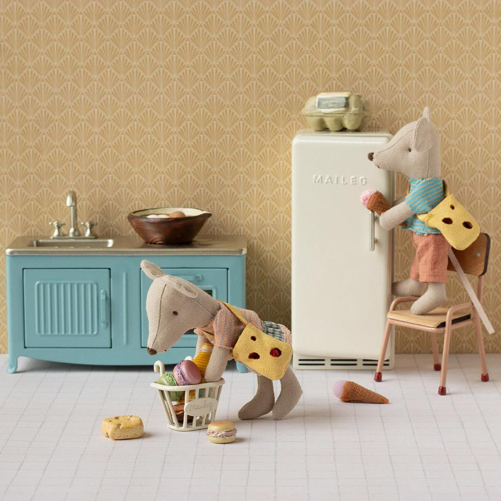 Mäuse von Maileg mit Kühlschrank und Küche