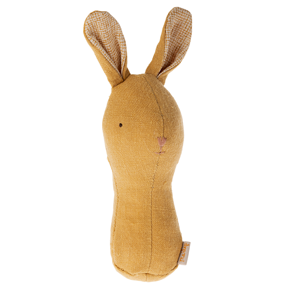 Ein gelber Hase als Baby-Rassel von Maileg.