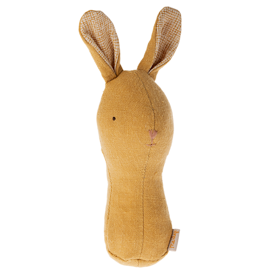 Ein gelber Hase als Baby-Rassel von Maileg.