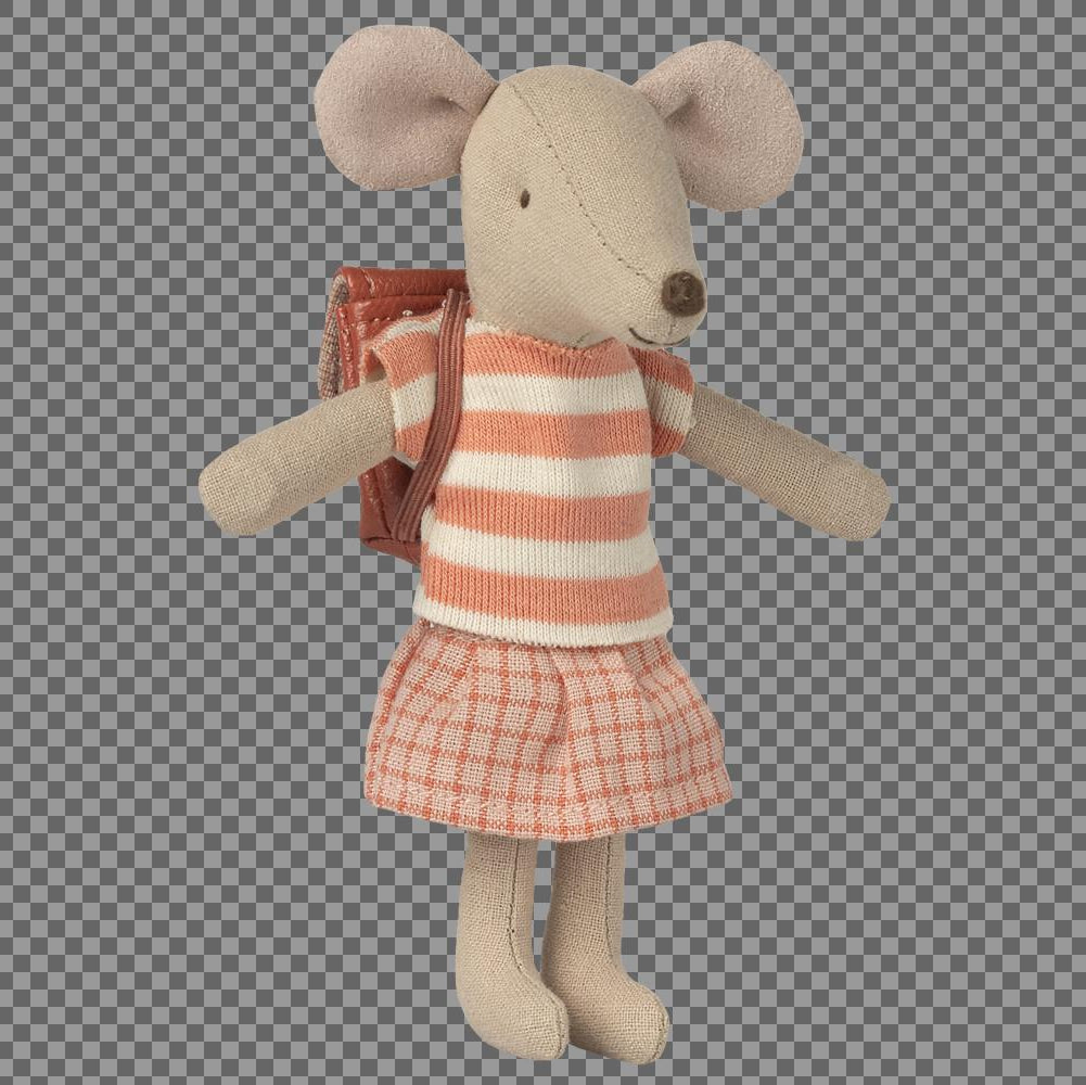Stoff-Maus mit gestreiftem Shirt, kariertem Rock und orangem Rucksack.