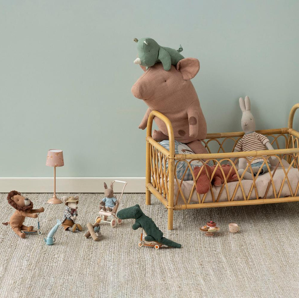 Kinderzimmer mit Stoffkrokodil und anderen Plüschtieren von Maileg.