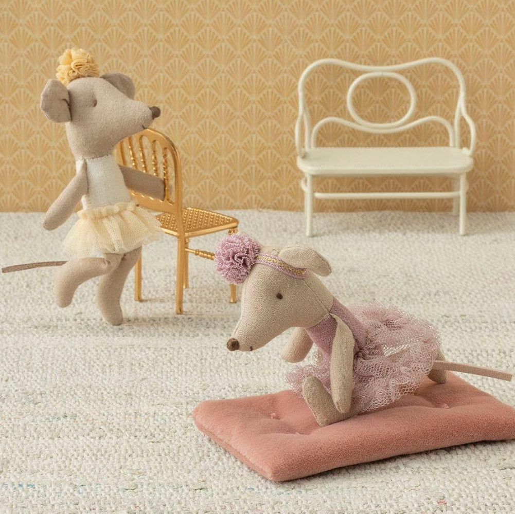 Zwei kleine Ballerina Mäuse von Maileg machen Tanzübungen