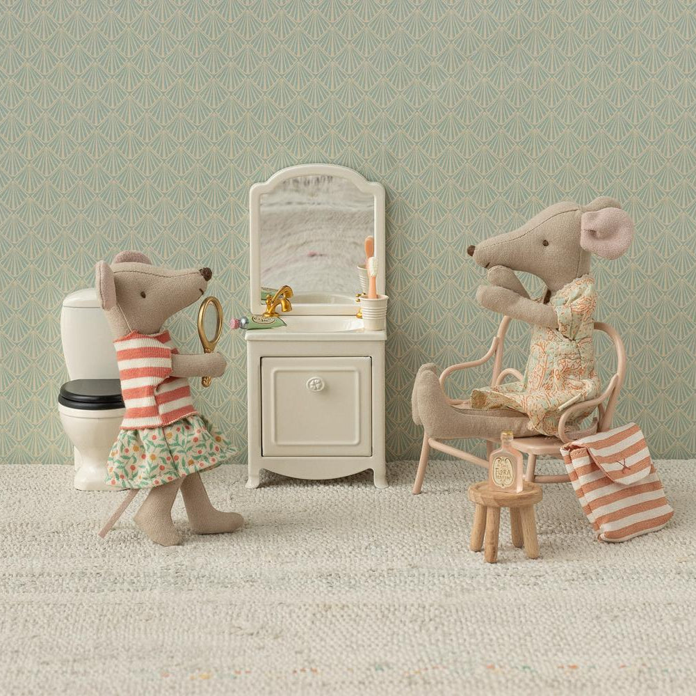 Die große Schwester Maus von Maileg mit Rucksack ist mit der Mama Maus im Bad und hält einen Spiegel.