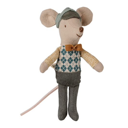 Kleine Stoffmaus mit Fliege und Hut.