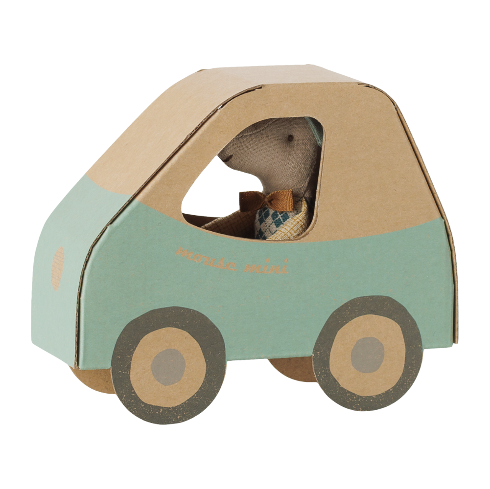 Kleine Stoffmaus in Auto aus Pappe