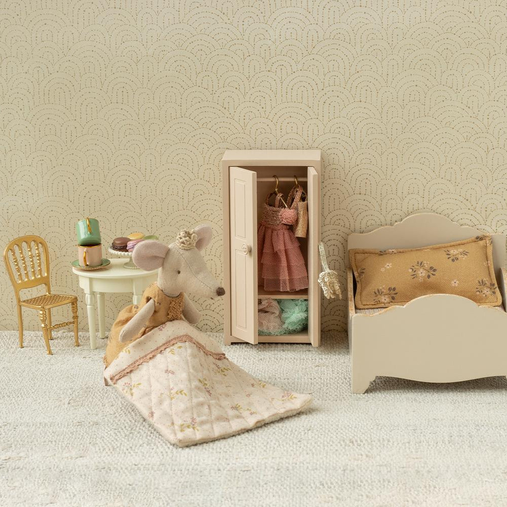 Maileg Maus als Prinzessin mit goldenem Kleid schüttelt ihr Bett auf