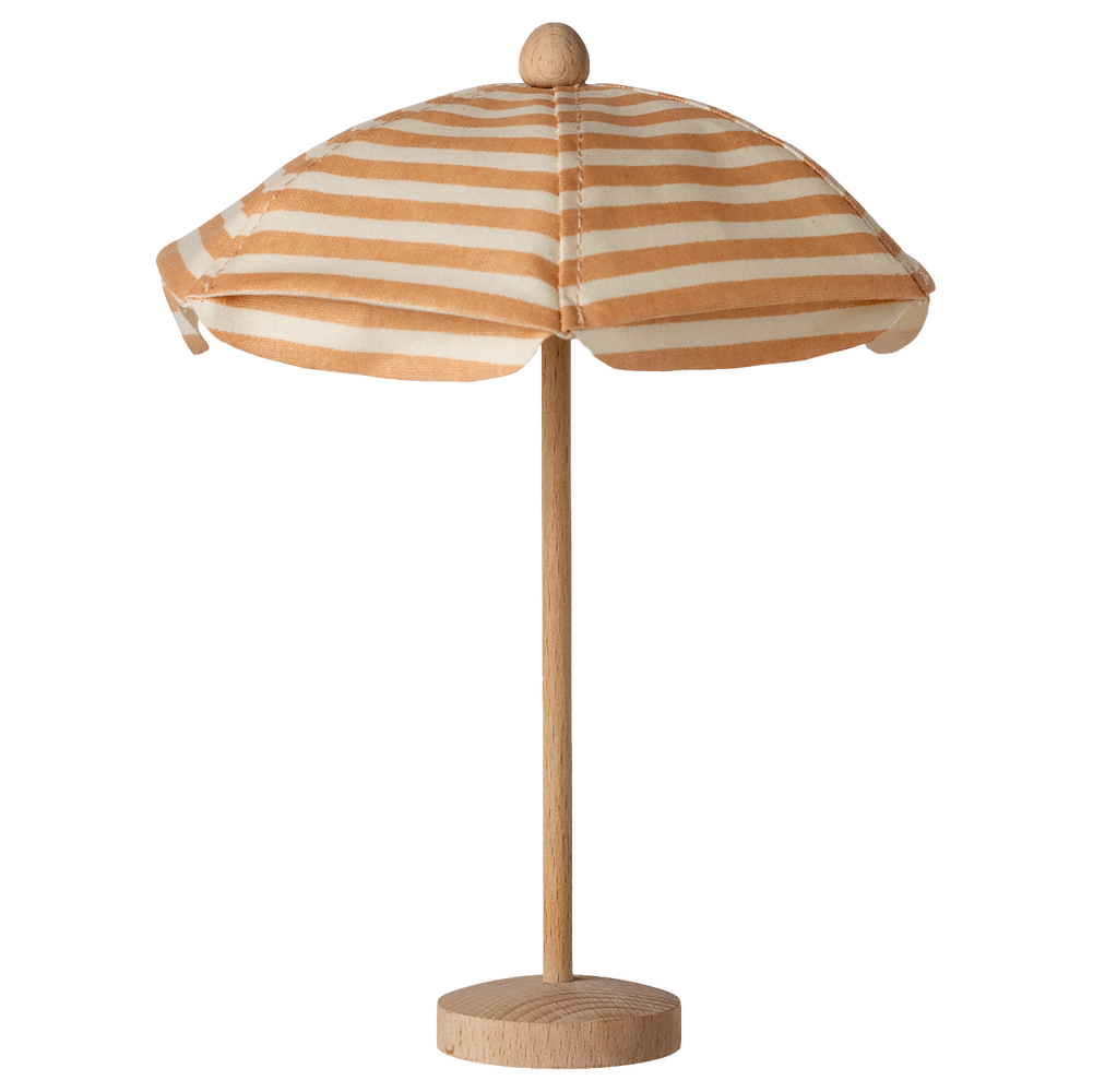 Gelb-weiß gestreifter Miniatur- Sonnenschirm von Maileg mit Holzfuß.