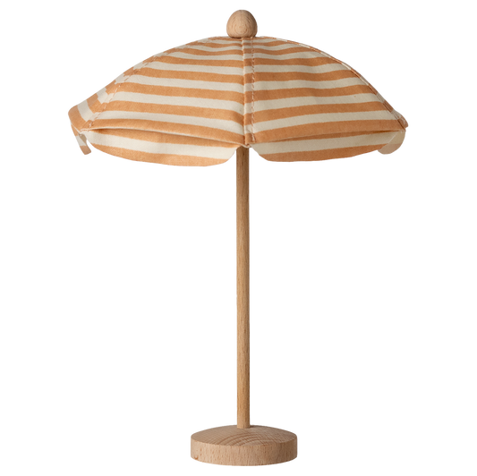 Gelb-weiß gestreifter Miniatur- Sonnenschirm von Maileg mit Holzfuß.