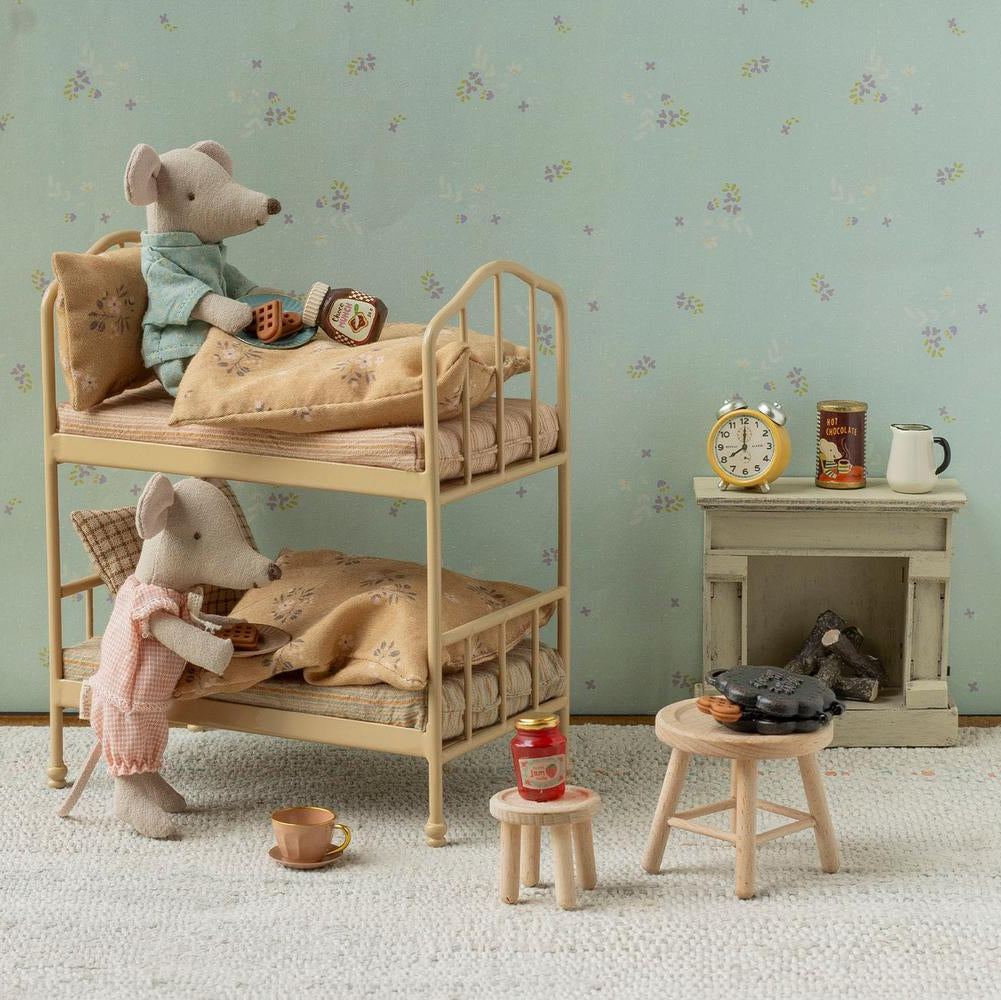 Der kleine Bruder und die kleine Schwester Maus von Maileg sind im Schlafanzug an ihrem Bett.