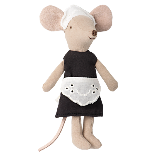 Maileg Maus als Zimmermädchen mit schwarzem Kleid und Schürze.