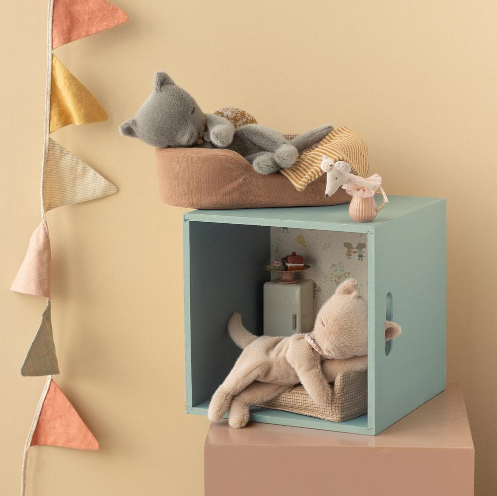 Schlafende Plüschatzen von Maileg in peach und grau