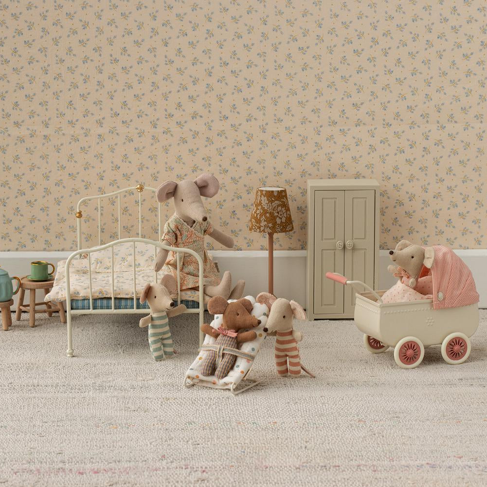 Nostalgischer Miniaturpuppenwagen für die Mäuse von Maileg mit rosa Stoff.