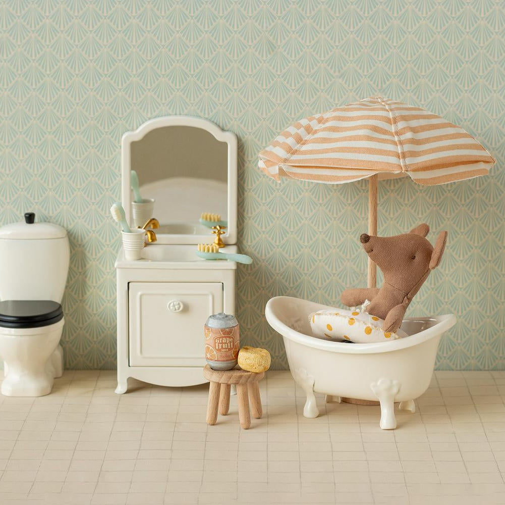 Maileg Sonnenschirm neben Badewanne und Maus.