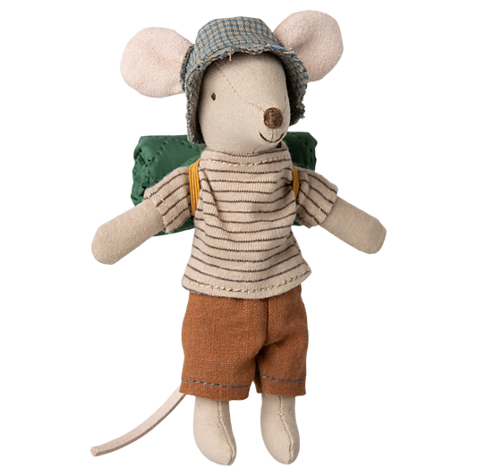 Kleine Wandermaus von Maileg mit Schlafsack auf dem Rücken