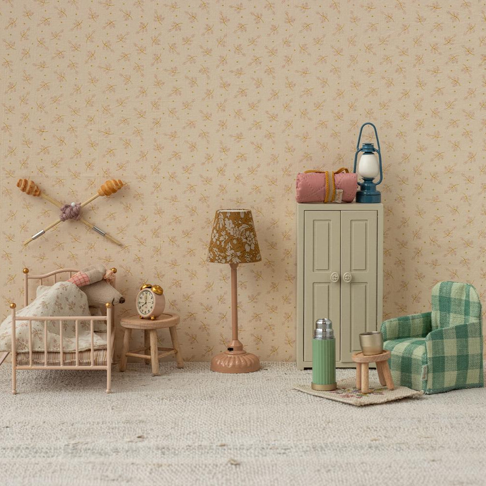 Maus-Schlafzimmer von Maileg mit Bett, Lampe, Schrank und Wecker.