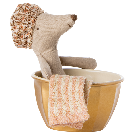 Maileg Maus mit Badehaube und Handtuch in einer Schüssel als Badewanne.