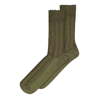 Olivegrüne Glitzersocken mit Muschelrand.