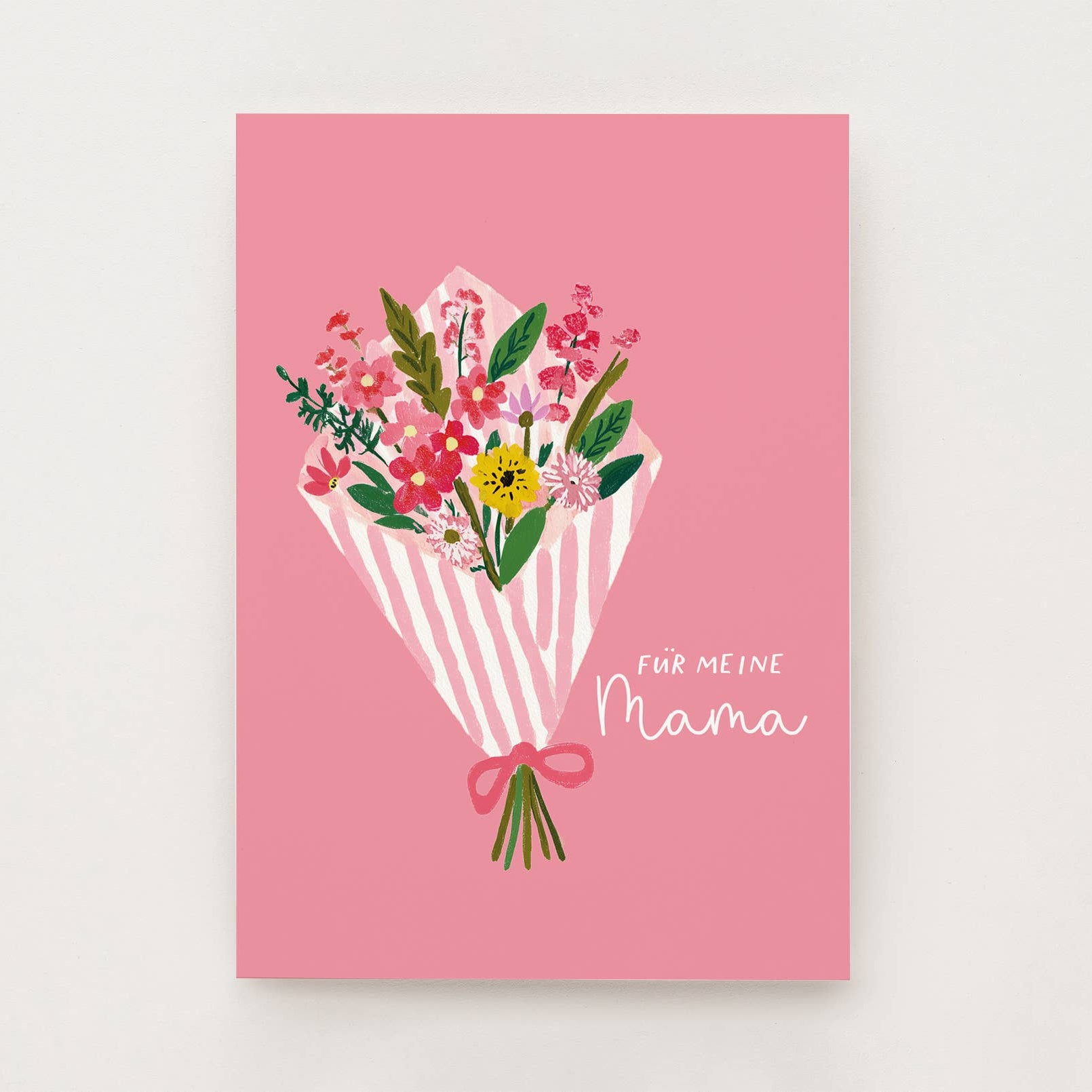 Blumenstrauß in rosa und gelb mit gestreiftem Papier umwickelt