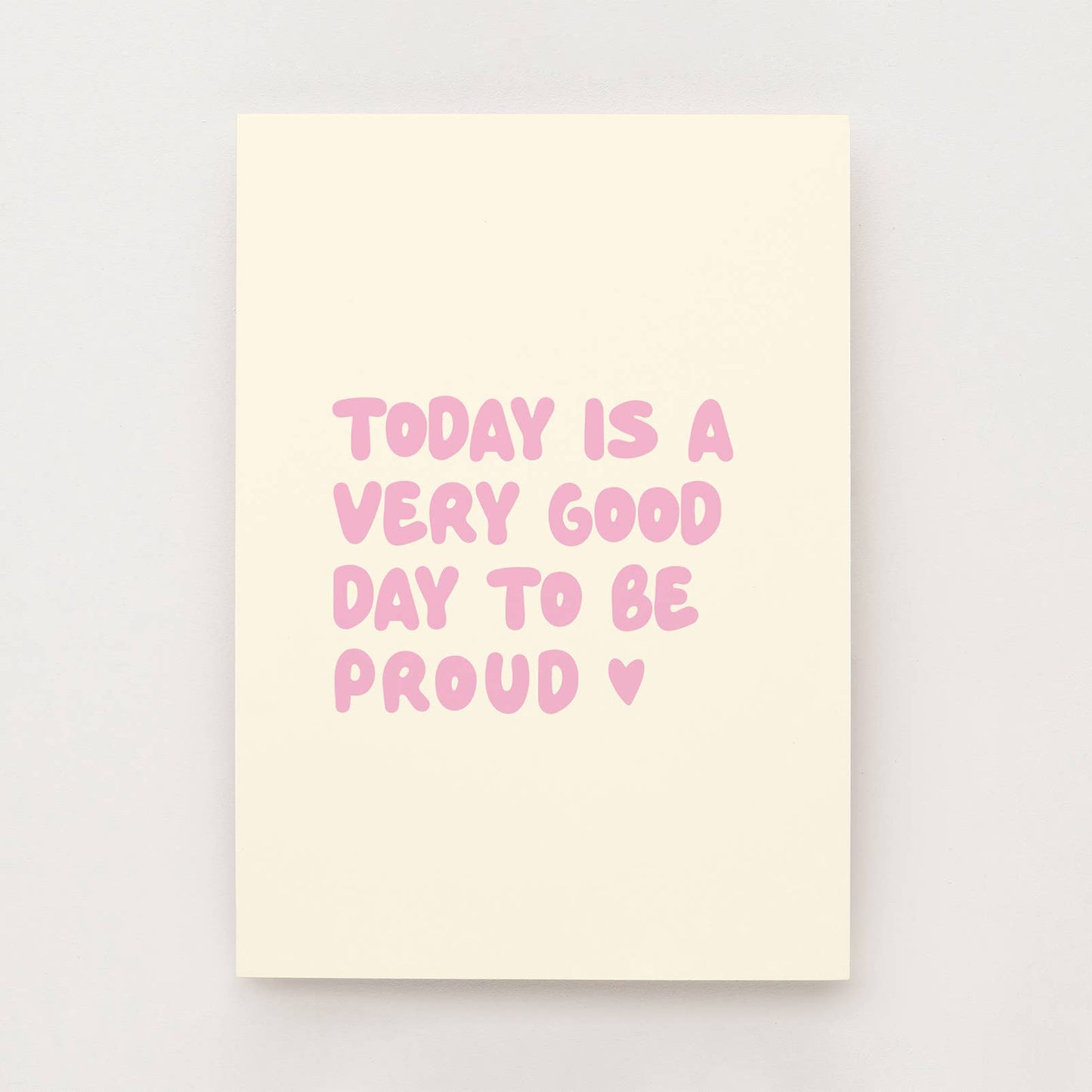 Cremefarbene Karte mit rosa Schriftzug "Today is a good day to be proud"