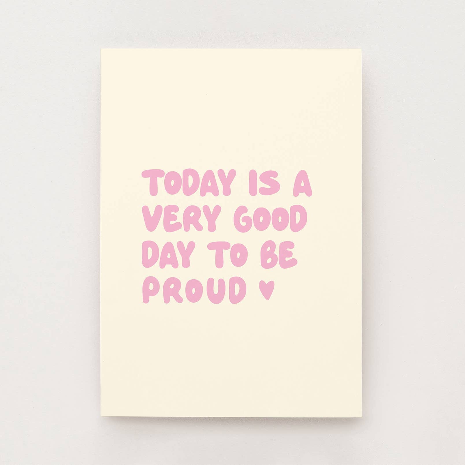 Cremefarbene Karte mit rosa Schriftzug "Today is a good day to be proud"