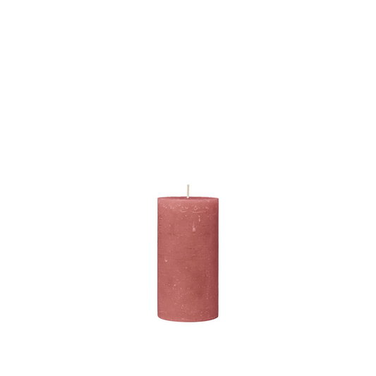 Dunkelrote, rustikale Kerze von Broste Copenhagen.