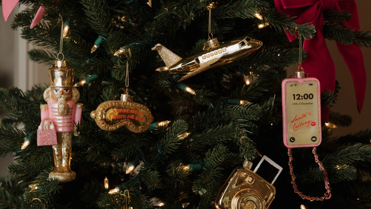 Geschmückter Weihnachtsbaum mit rosa Nussknacker.