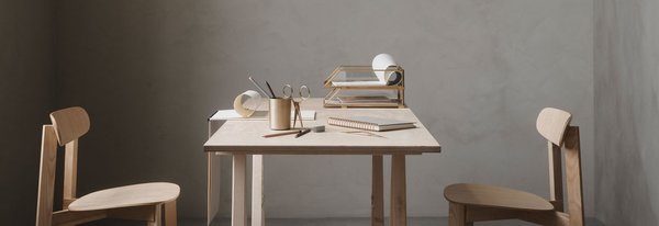 Tisch mit Büroutensilien von Monograph