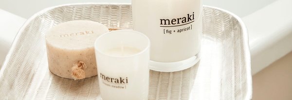 Duftkerzen und Seife auf einem Tablett von Meraki